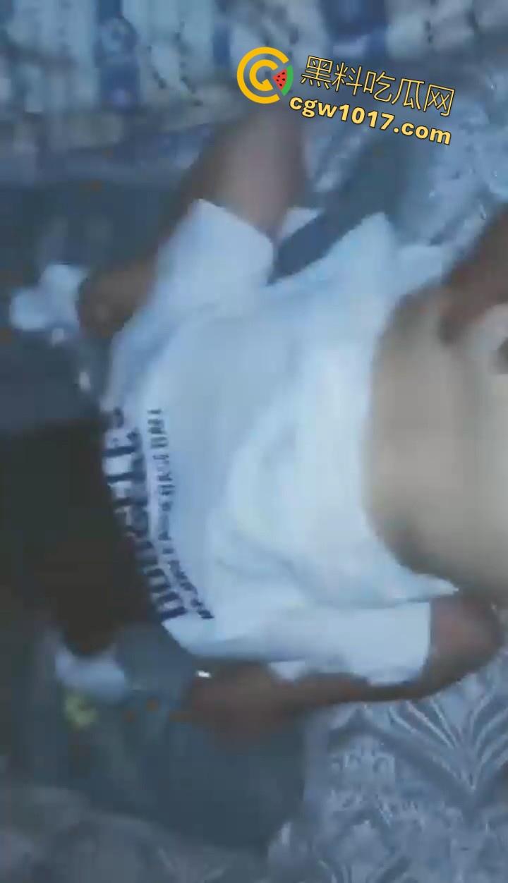 现在的大学生玩的真花！动不动就约，约的时候还不带套，射进去自己怀孕了都不知道是谁的孩子，淫乱的很啊！-11