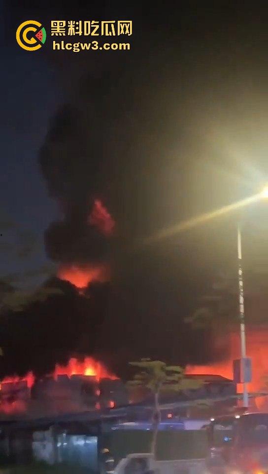 广州石井大道石丰花园煤气爆炸起火，现场多辆消防车救援，爆炸气浪把消防员吹倒！-7