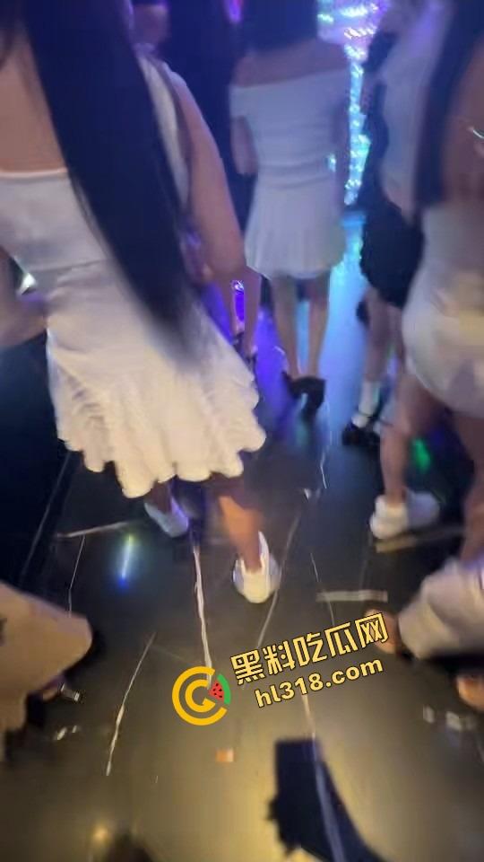 魔都永利party k凌晨免费喝酒，300妹子随便选600块一小时，上海男人的快乐太简单了！-11