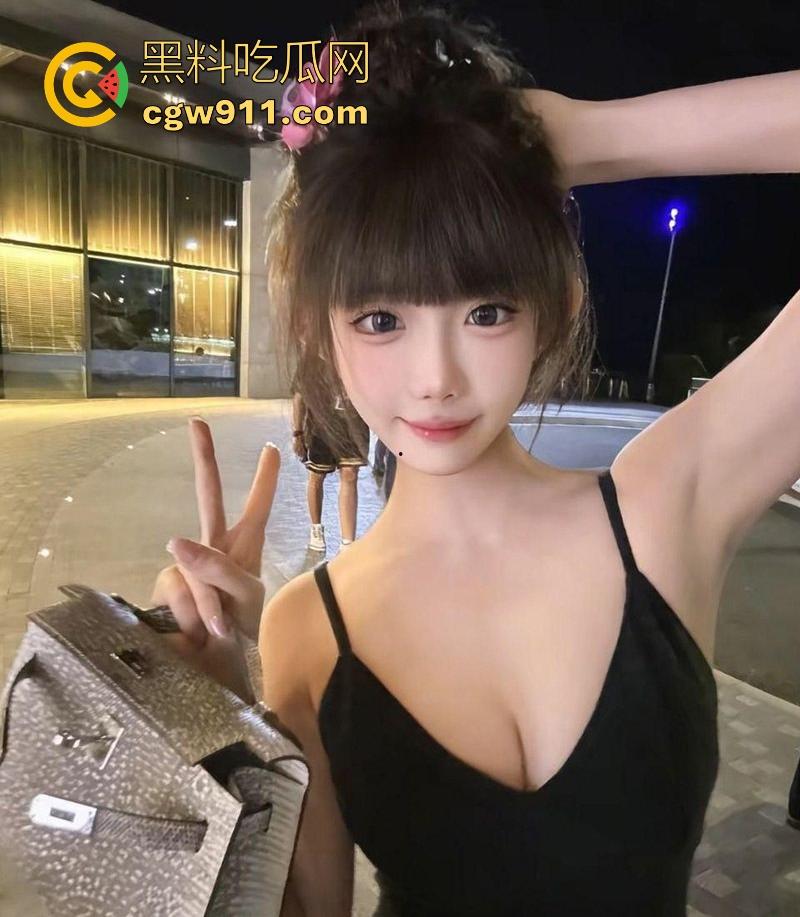 上海高颜值幼态反差婊【李文慧】长期给金主包养，口交深喉乳夹调教，女上骑乘榨精，全程甜美呻吟不断！-1