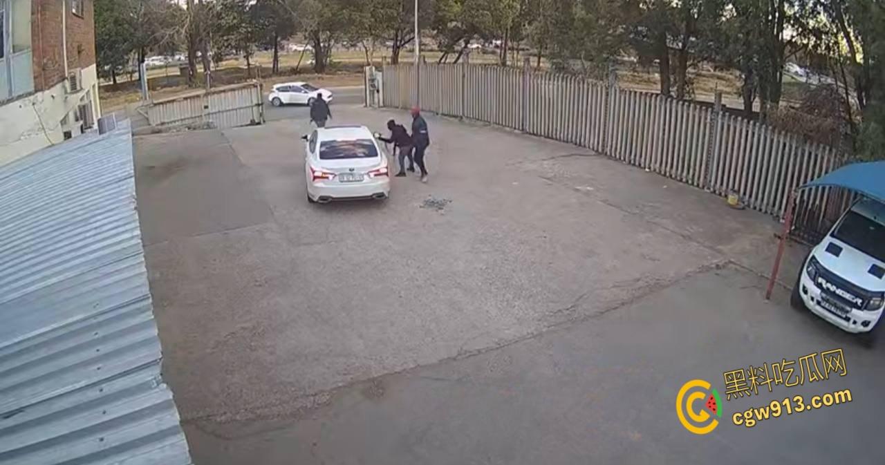 南非震惊绑架案，男子被白色轿车拦住，持枪示威恐吓男子，法外狂徒把他拖上车迅速逃离引热议 !-3