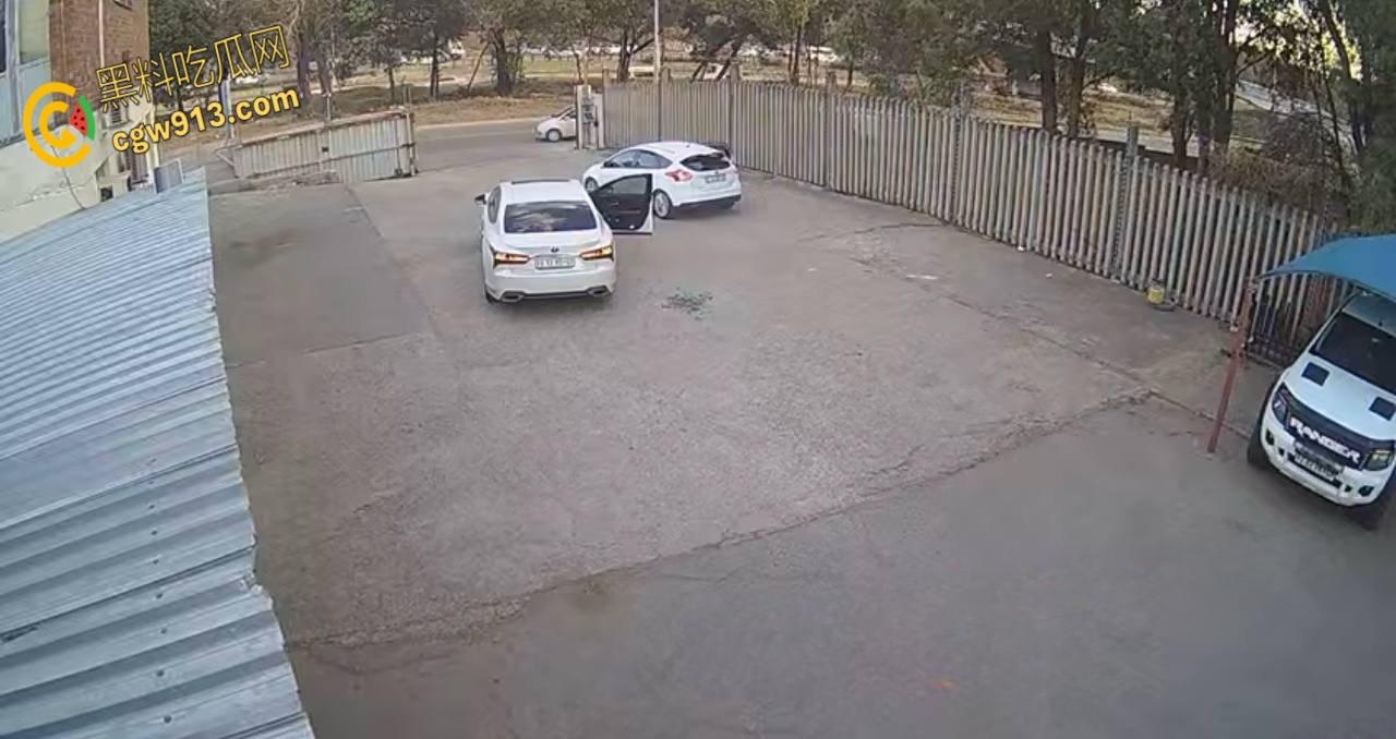 南非震惊绑架案，男子被白色轿车拦住，持枪示威恐吓男子，法外狂徒把他拖上车迅速逃离引热议 !-6